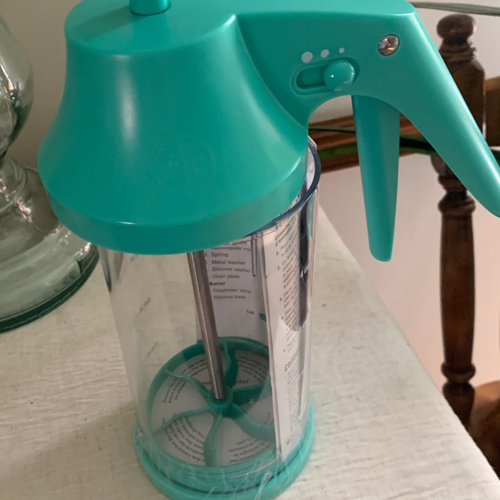 Pampered Chef Turquoise Batter mixer and dispenser.